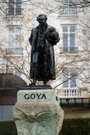 Foto de Madrid, España. 12 de febrero de 2024 - La estatua de Francisco Goya fuera del Museo del Prado - Imagen libre de derechos