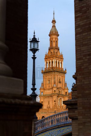 Torre Norte (torre norte) en la Plaza de España en Sevilla, España.