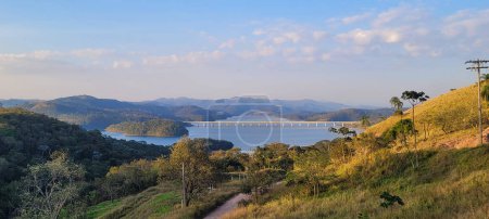Téléchargez les photos : "Lac serein dans les montagnes du Brésil : cadre luxuriant et tranquille, beauté naturelle qui enchante. Mettez en valeur votre créativité avec cette vue imprenable." - en image libre de droit