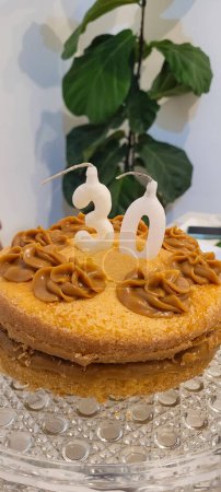 Téléchargez les photos : "Célébrez 30 ans en beauté ! L'image du gâteau d'anniversaire dans une fête dynamique transmet la joie et la célébration. Obtenez-le maintenant et partagez des moments inoubliables!" - en image libre de droit