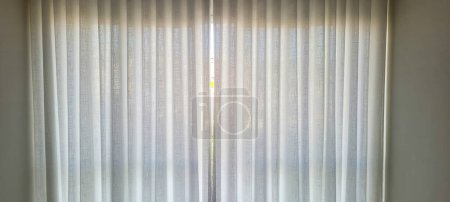 Foto de "Radiante y acogedora, esta cortina de casa iluminada por el sol crea un ambiente cálido y acogedor. Compra esta imagen e ilumina tus proyectos con luminosidad y confort!" - Imagen libre de derechos
