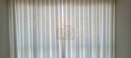 Foto de "Radiante y acogedora, esta cortina de casa iluminada por el sol crea un ambiente cálido y acogedor. Compra esta imagen e ilumina tus proyectos con luminosidad y confort!" - Imagen libre de derechos
