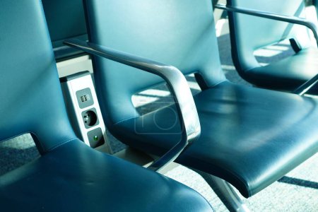 Foto de Airport charging station, Airport terminal waiting chairs featuring plug outlets and USB ports - Imagen libre de derechos