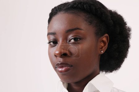 Nahaufnahme Porträt einer selbstbewussten afroamerikanischen jungen Frau, die in die Kamera blickt. Denkweise. Hochwertiges Foto.