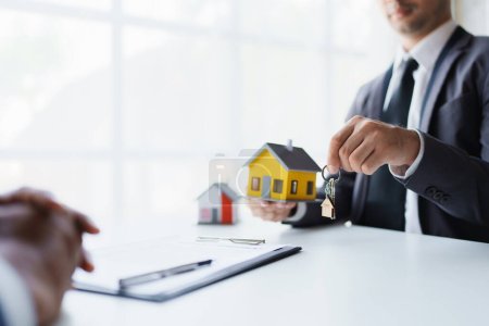 Immobilienunternehmen, um Häuser und Grundstücke zu kaufen, liefern Schlüssel und Häuser an Kunden, nachdem sie zugestimmt haben, einen Hauskaufvertrag abzuschließen und einen Darlehensvertrag abzuschließen