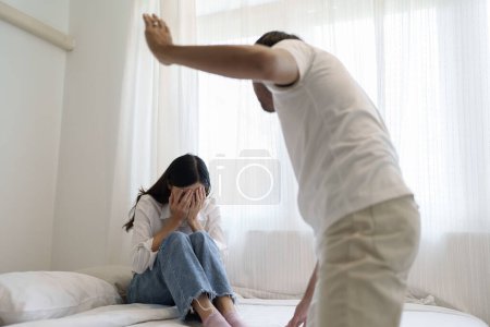 Téléchargez les photos : Violence domestique et conflit familial concept, père combattant la mère avec querelle à la maison - en image libre de droit