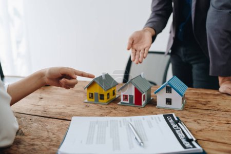 Immobilienunternehmen kaufen Häuser und Grundstücke liefern Schlüssel und Häuser an Kunden, nachdem sie sich bereit erklärt haben, ein Eigenheim zu bauen 