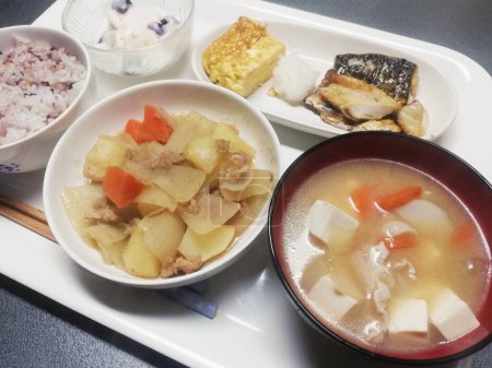 Téléchargez les photos : Repas japonais sains et équilibrés sur le plan nutritionnel - en image libre de droit