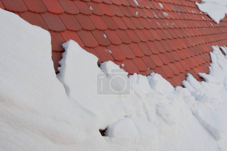 Téléchargez les photos : Avalanche sur le toit - neige glisse du toit - en image libre de droit
