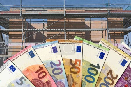 Téléchargez les photos : Billets d'euros devant une construction coquillière - en image libre de droit