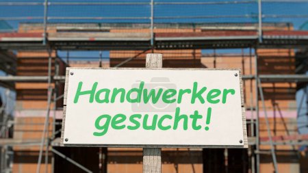 Foto de Cartel en frente de la construcción de la concha con la inscripción alemana: "Handwerker gesucht" (Artesano quería) - Imagen libre de derechos