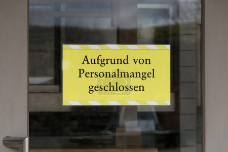 Panneau d'information en allemand : Aufgrund von Personalmangel geschlossen (Fermé en raison d'une pénurie de personnel)