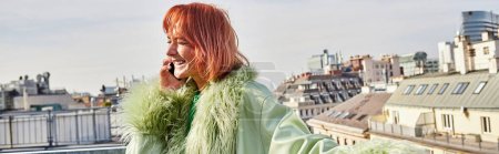 fröhliche Frau in stylischer Freizeitkleidung im Handy-Gespräch auf Dachterrasse in Wien, Banner