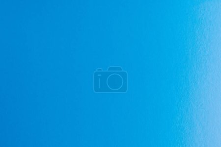 Téléchargez les photos : Fond bleu avec texture en carton et dégradé. Contexte du design et de la publicité. - en image libre de droit