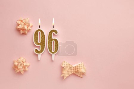 Foto de Velas con el número 96 sobre fondo rosa pastel con decoración festiva. Feliz cumpleaños velas. El concepto de celebrar un cumpleaños, aniversario, fecha importante, vacaciones. Copiar espacio. banner - Imagen libre de derechos
