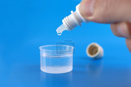 La solution médicamenteuse est préparée en égouttant le médicament dans une tasse doseuse avec de l'eau. Traitement et prévention de la santé.