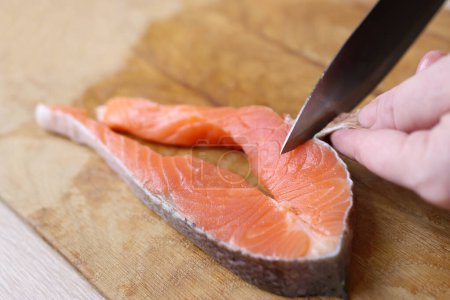 Cuando se cocina salmón, se corta la piel.