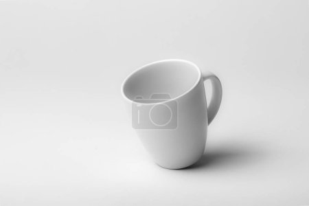 Téléchargez les photos : Maquette d'une tasse ou d'une tasse à café, blanche, isolée, sur un fond uni, prête à superposer des motifs ou des logos pour le marchandisage - en image libre de droit