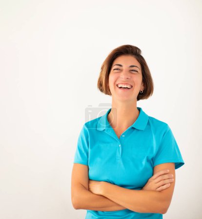 Foto de Una mujer, dueña de su propia clínica de fisioterapia, sonríe con confianza, sobre un fondo blanco - Imagen libre de derechos