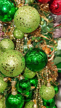 Téléchargez les photos : Noël et Nouvel An. Fond festif avec branches de sapin, sapin de Noël, jouets du Nouvel An produits par l'usine. Zone photo. - en image libre de droit