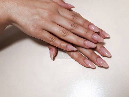 Foto de Extensión de uñas de acrílico, manicura, corrección de uñas, manos en primer plano. Diseño reflexivo. espacio de copia - Imagen libre de derechos