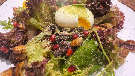 Téléchargez les photos : Salade diététique de légumes frais. Laitue, œuf poché, tomates, oignons verts et piments. Sauce. espace de copie - en image libre de droit