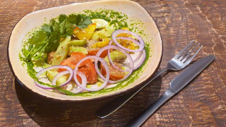 Téléchargez les photos : Salade diététique de légumes frais. Laitue, œuf poché, tomates, oignons verts et piments. Sauce. espace de copie - en image libre de droit