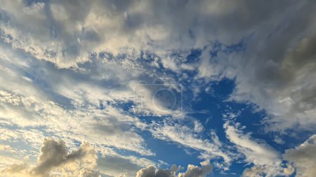 Téléchargez les photos : Ciel bleu avec nuages, oiseaux volants et arc-en-ciel. La nature estivale. Nuages au coucher du soleil. espace de copie - en image libre de droit