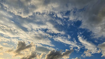 Téléchargez les photos : Ciel bleu avec nuages, oiseaux volants et arc-en-ciel. La nature estivale. Nuages au coucher du soleil. espace de copie - en image libre de droit