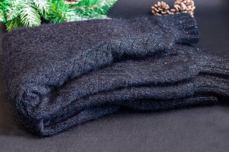 Téléchargez les photos : Produits tricotés à la main. Tissu tricoté fait de fils colorés. Fond lumineux. Espace de copie - en image libre de droit