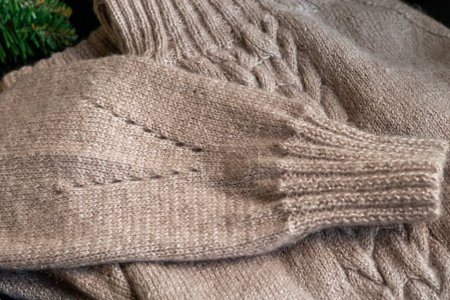 Téléchargez les photos : Produits tricotés à la main. Tissu tricoté fait de fils colorés. Fond lumineux. Espace de copie - en image libre de droit