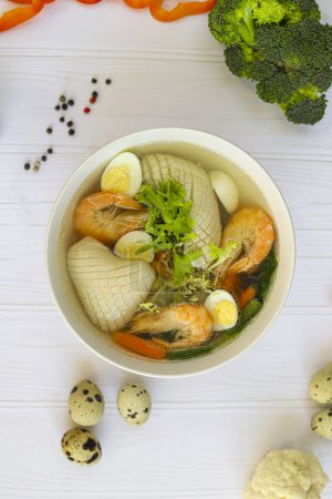 Soupe de fruits de mer avec calmar, crevettes et ?uf bouilli. Alimentation diététique. Espace de copie