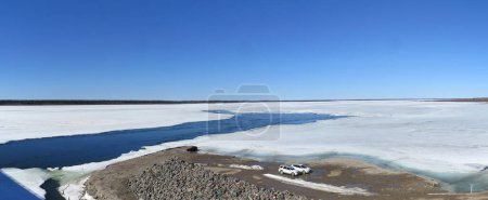 Téléchargez les photos : Congeler le fleuve Mackenzie à Fort Providence - en image libre de droit