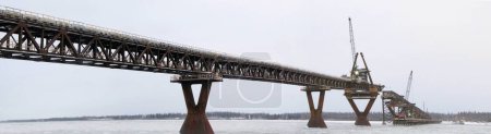 Foto de Mañana fría en el sitio de construcción del puente - Imagen libre de derechos