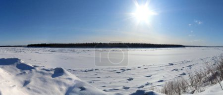 Téléchargez les photos : Fleuve Mackenzie gelé des Territoires du Nord-Ouest - en image libre de droit