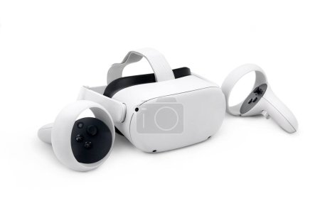 Téléchargez les photos : Nouveau casque de réalité virtuelle amélioré avec télécommandes isolées sur fond blanc - en image libre de droit