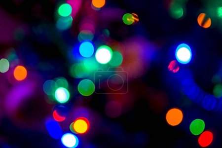 Téléchargez les photos : Noël abstrait fond flou. Lumières multicolores. Image floue. Concentrez-vous. Concentration floue - en image libre de droit