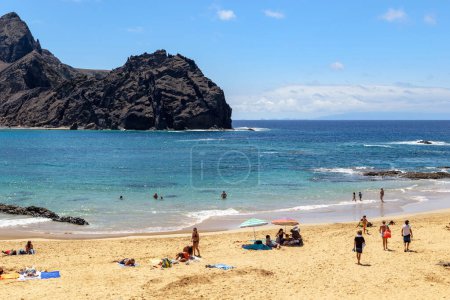 Foto de PORTO SANTO ISLAND, PORTUGAL - 26 de agosto de 2021: Esta es una playa de arena en el cabo de Ponta da Calheta cerca de islas desiertas de arrecifes de piedra. - Imagen libre de derechos