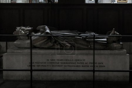Téléchargez les photos : ROUEN, FRANCE - 31 AOÛT 2019 : C'est l'enterrement du duc normand de Rolland dans la cathédrale médiévale. - en image libre de droit