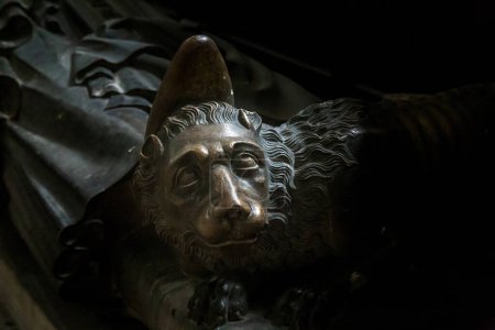 Téléchargez les photos : ROUEN, FRANCE - 31 AOÛT 2019 : C'est un lion de bronze aux pieds de la figure du roi Richard Cœur de Lion sur la pierre tombale de l'enterrement de son cœur dans la cathédrale. - en image libre de droit