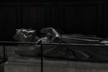 Téléchargez les photos : ROUEN, FRANCE - 31 AOÛT 2019 : Il s'agit d'un fragment de la pierre tombale de l'enterrement du duc normand de Rolland dans la cathédrale médiévale. - en image libre de droit