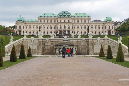 Foto de VIENNA, AUSTRIA - MAY 16, 2019: This is one of the fountains of the Belvedere palace park and facade of the Upper Belvedere Palace. - Imagen libre de derechos