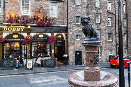 Téléchargez les photos : EDINBURGH, GREAT BRITAIN - SEPTEMBER 10, 2014: This is a monument to the Scottish dog greyfriars Bobby, who became famous for his devotion to the owner. - en image libre de droit