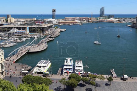 Téléchargez les photos : BARCELONE, ESPAGNE - 13 MAI 2017 : C'est la zone aquatique du Vieux-Port historique reconstruit d'une manière moderne. - en image libre de droit
