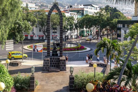Foto de FUNCHAL, PORTUGAL - AUGUST 20, 2021: This is the Rotunda do Infante roundabout with a fountain in the middle and a monument to Irfant Henry the Navigator. - Imagen libre de derechos