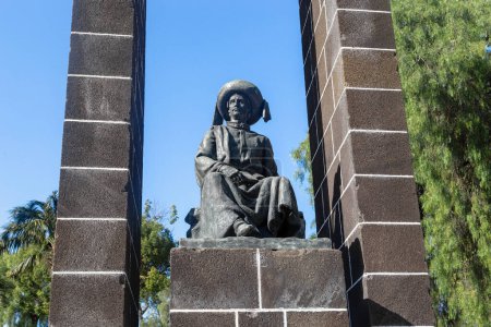 Foto de FUNCHAL, MADEIRA - 20 de agosto de 2021: Este es un fragmento del monumento a Enrique el Navegante (Estatua Infante). - Imagen libre de derechos