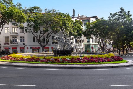 Foto de FUNCHAL, PORTUGAL - AUGUST 20, 2021: This is the Rotunda do Infante roundabout with a fountain in the middle. - Imagen libre de derechos