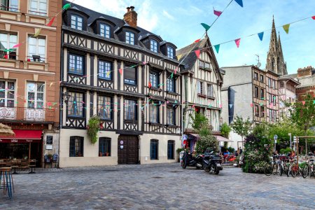 Téléchargez les photos : ROUEN, FRANCE - AUGUST 31, 2019: This is the old Lieutenant Aubert Square surrounded by medieval half-timbered houses in the evening. - en image libre de droit