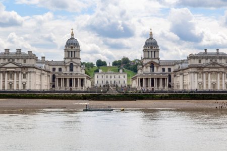 Foto de LONDRES, GRAN BRETAÑA - 20 DE MAYO DE 2014: Esta es una vista del Old Royal Naval College en Greenwich en marea baja en el Támesis. - Imagen libre de derechos