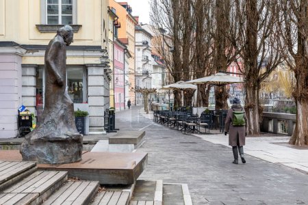 Foto de LJUBLJANA, ESLOVENIA - 7 DE MARZO DE 2023: Este es el monumento al director Gustav Mahler en el terraplén del río Liublianica. - Imagen libre de derechos